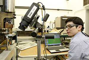 ORNL researcher Jian Chen works with the prototype weld inspection system licensed by Tennessee-based APLAIR Manufacturing Systems.